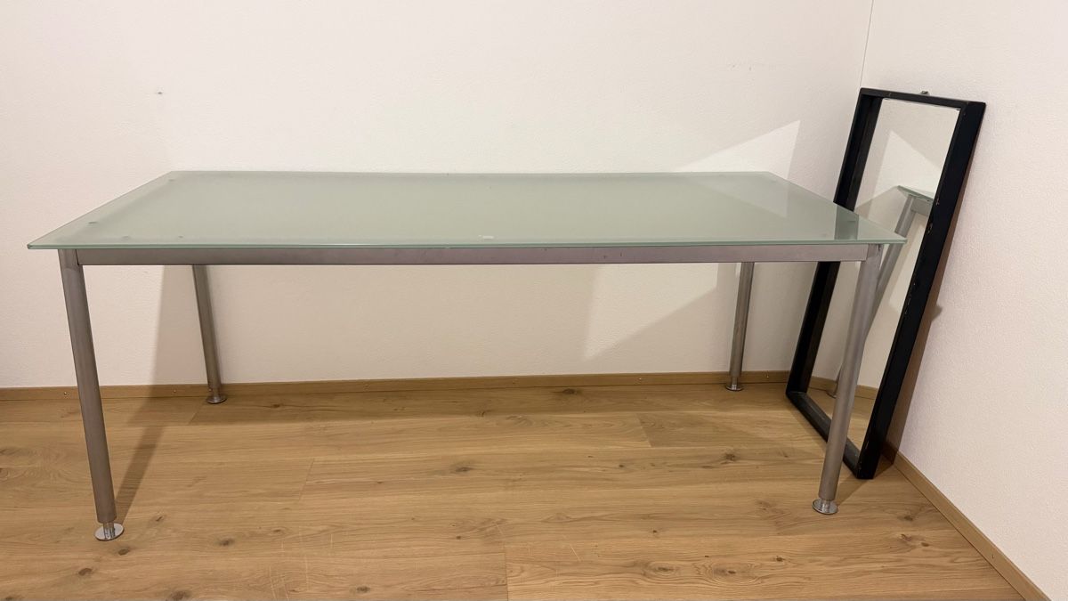 Scrivanie: Glas Metall Tisch rechteckig – Usato da Buchs AG venduto da angelinaamary