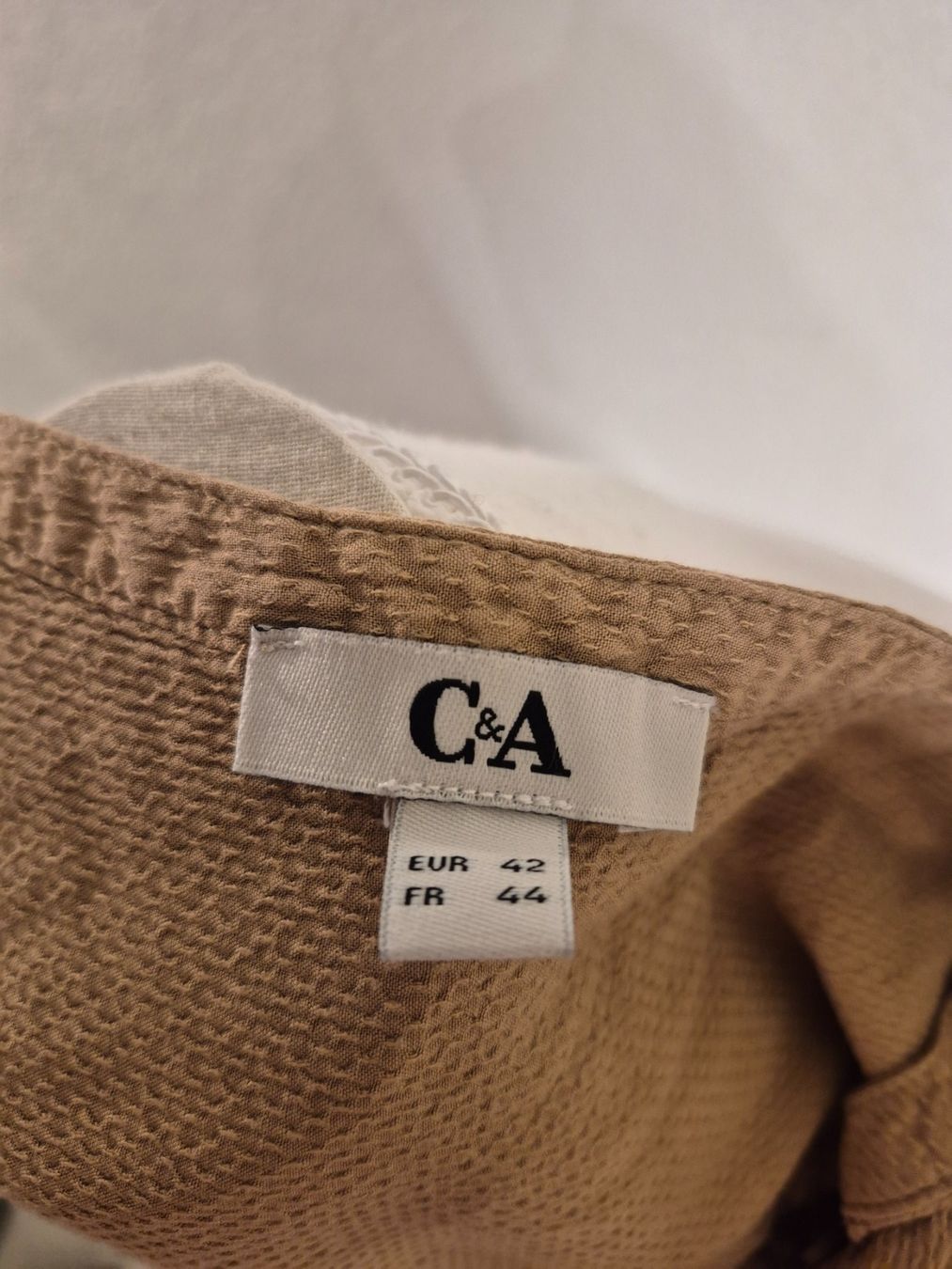 Blusen: Romantische Bluse in Dunkelbeige, Grösse M – Gebraucht aus La Neuveville von Vestiaire_2011 3