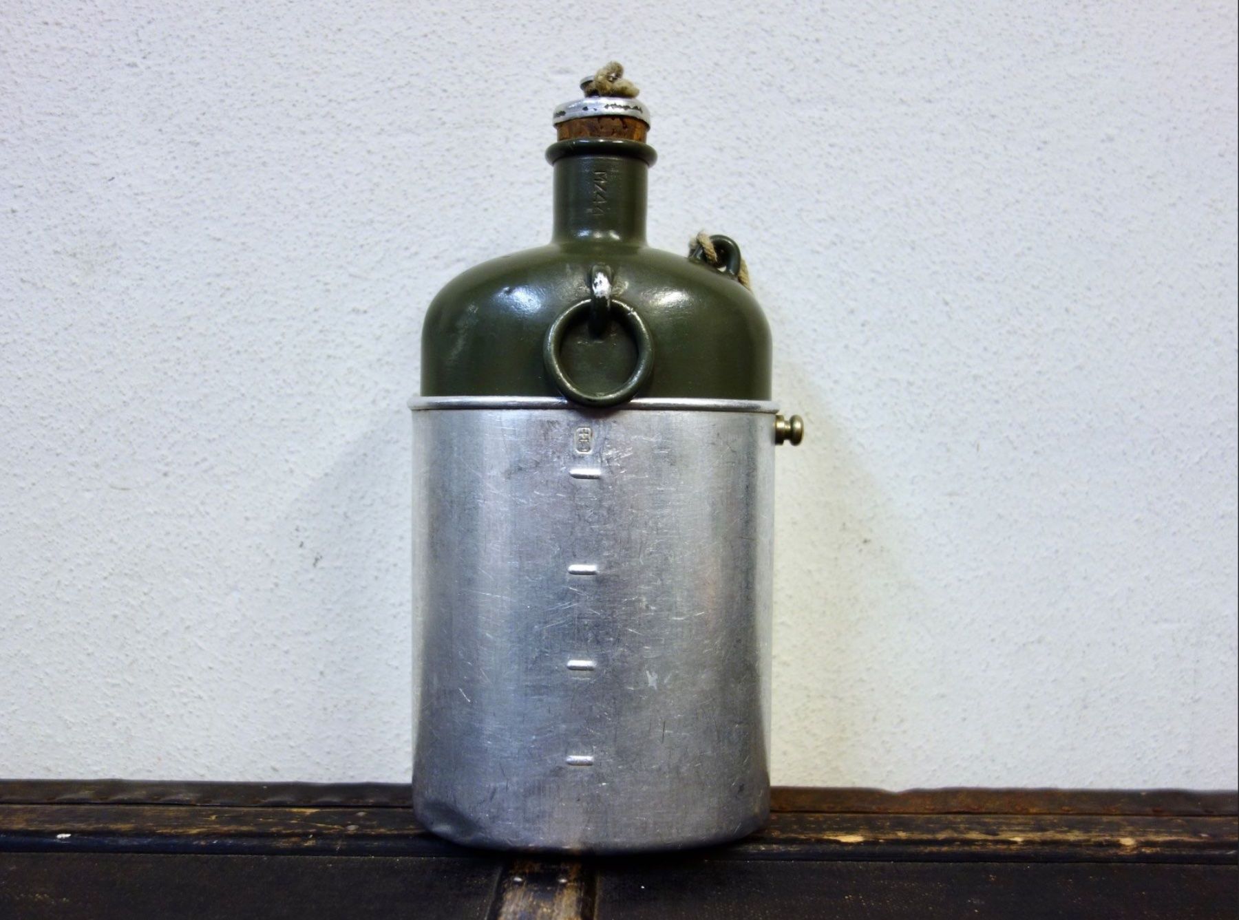 Schweizer Armee Attrezzatura & Pezzi di ricambio: Feldflasche mit Becher Schweizer Armee 1944 – Usato da Kerzers venduto da djstarsky73