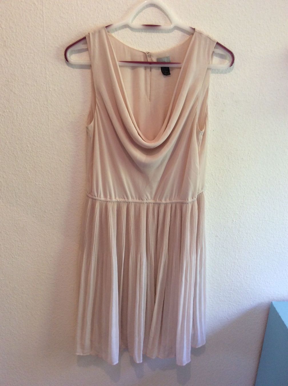 H&M Robes: Robe nude H&M 40 – D'occasion à Neuchâtel par Thesebootsaremadeforwalking