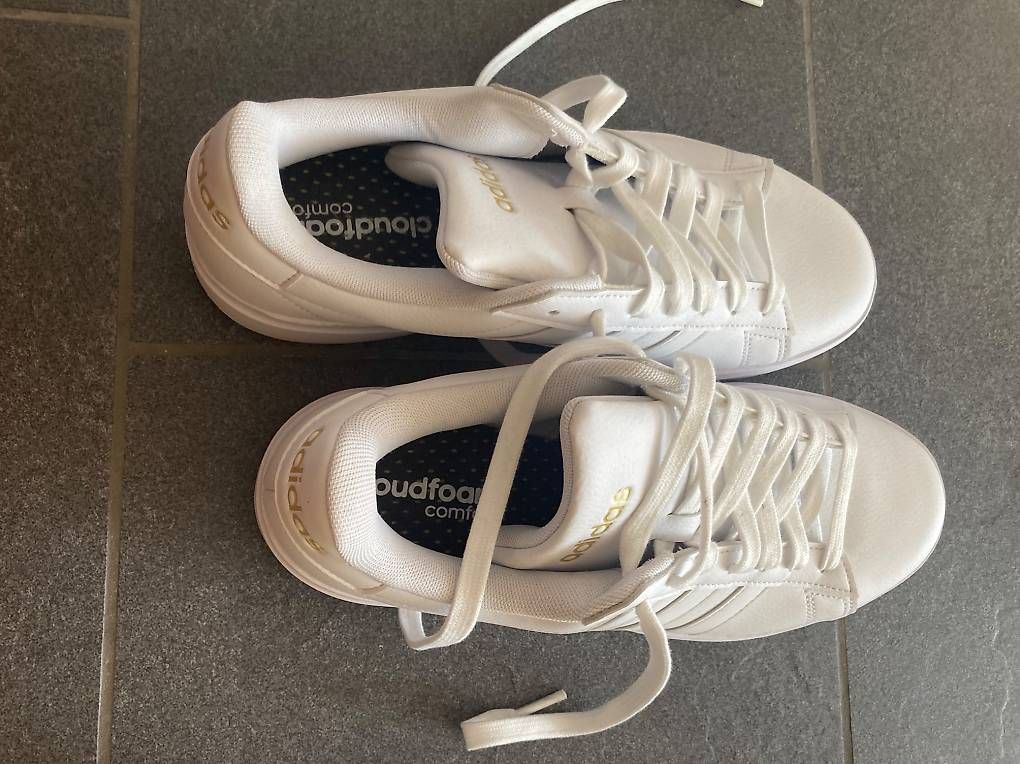 Adidas Damenschuhe: fabrikneue Adidas Turnschuhe, cloudfoam, Gr. 40.5 – Gebraucht aus Otelfingen von pat_8jmb