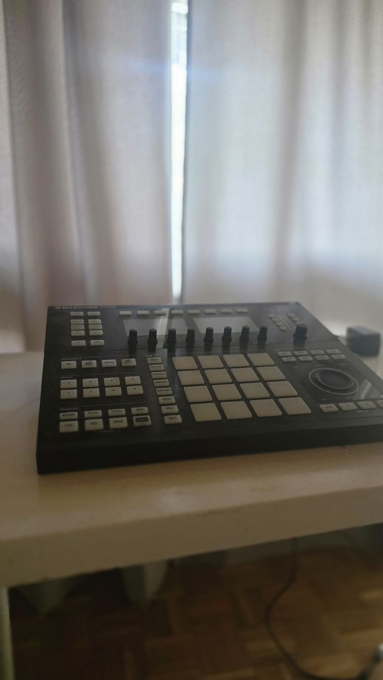 Native Instruments Console di mixaggio: Native Instruments Maschine Studio Controller schwarz – Nuovo (secondo la descrizione) da Kloten venduto da dineroflow 2