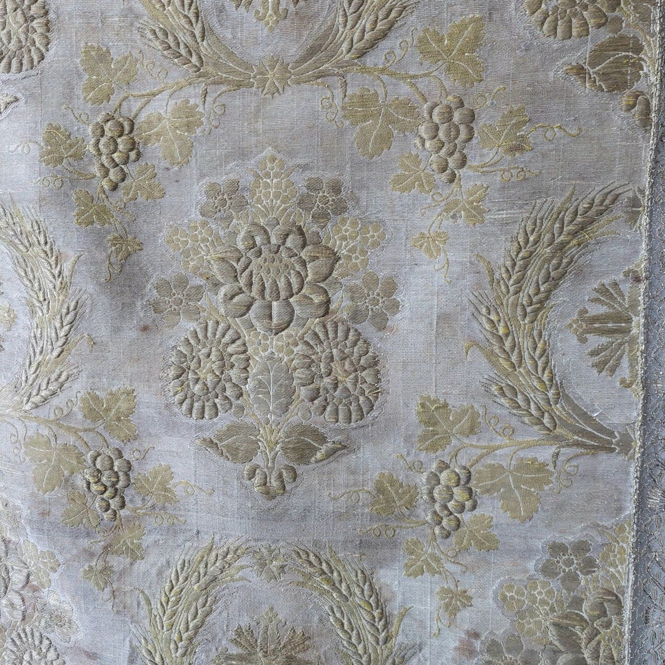 Stoffe: ANTIKES TEXTIL MIT SEIDENSTICKEREI – Gebraucht aus Bern von karo123 2