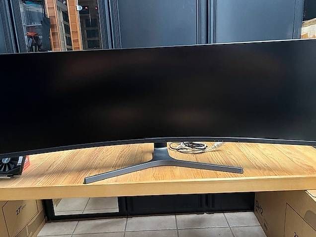 Ecrans: Monitor 124cm curved – D'occasion à Gentilino par ciplele