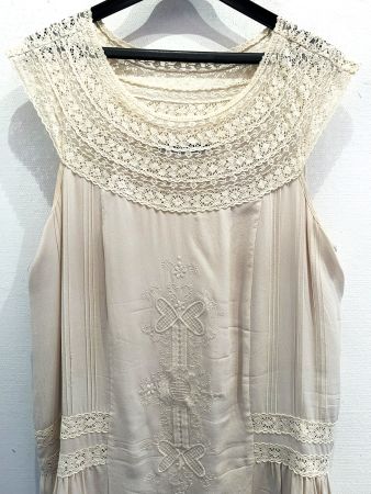 Robe en 100% soie,  très féminine dentelles et broderie, T/L