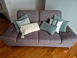 Sofa dunkel beige mit silbernen Standbeinen  sehr bequem