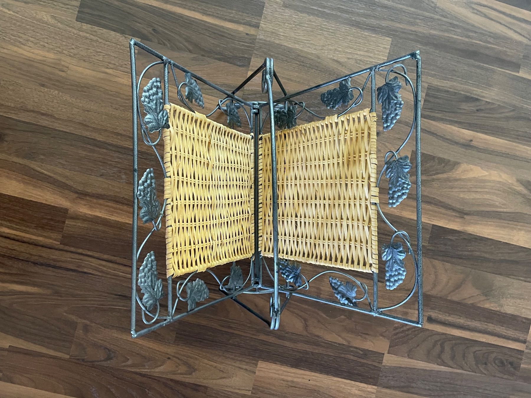 Wandhalterungen: Zeitungshalter / Zeitschrifthalter – Gebraucht aus Zürich von pub_rt9x