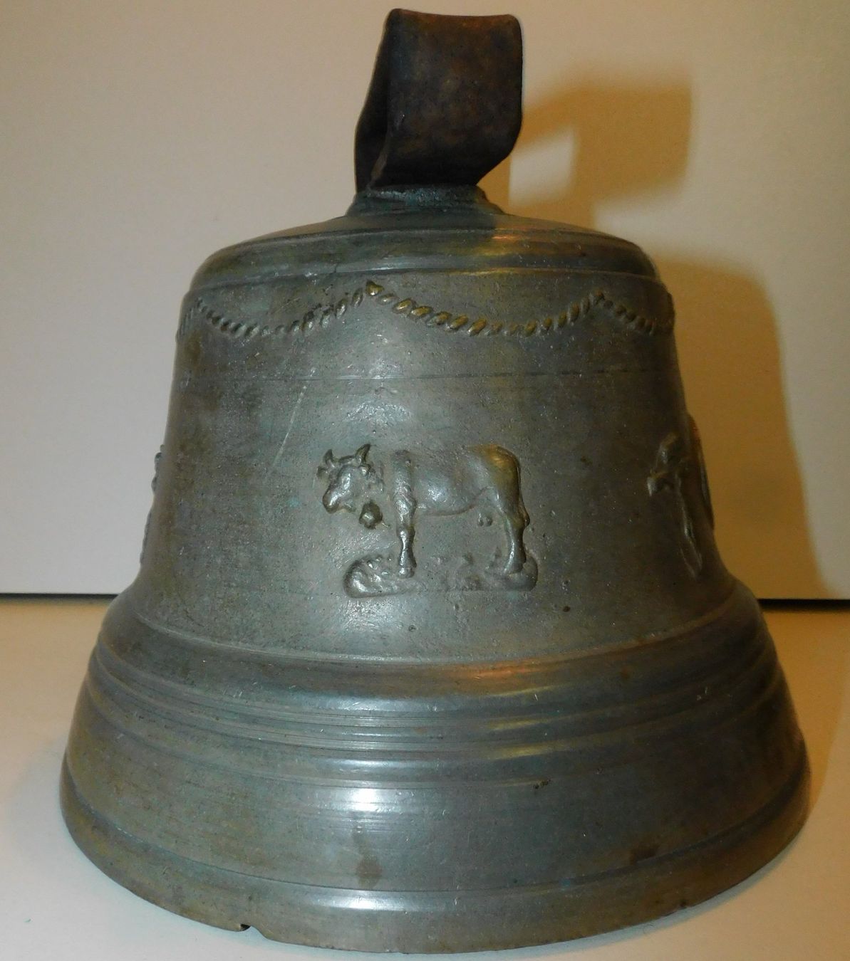 Glocken & Treicheln: Glocke antike grosse Bronze Glocke  hat einen kl Hik – Gebraucht aus Sursee von 76 7
