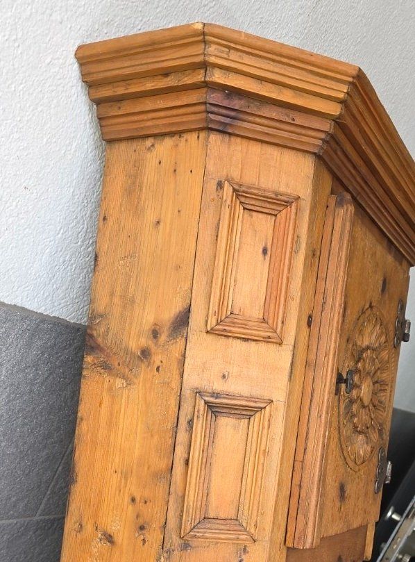 Armadi: Antikes Arven-Gänterli, Wandschrank handgeschnitzt – Usato da Flums venduto da Flumsantik 6