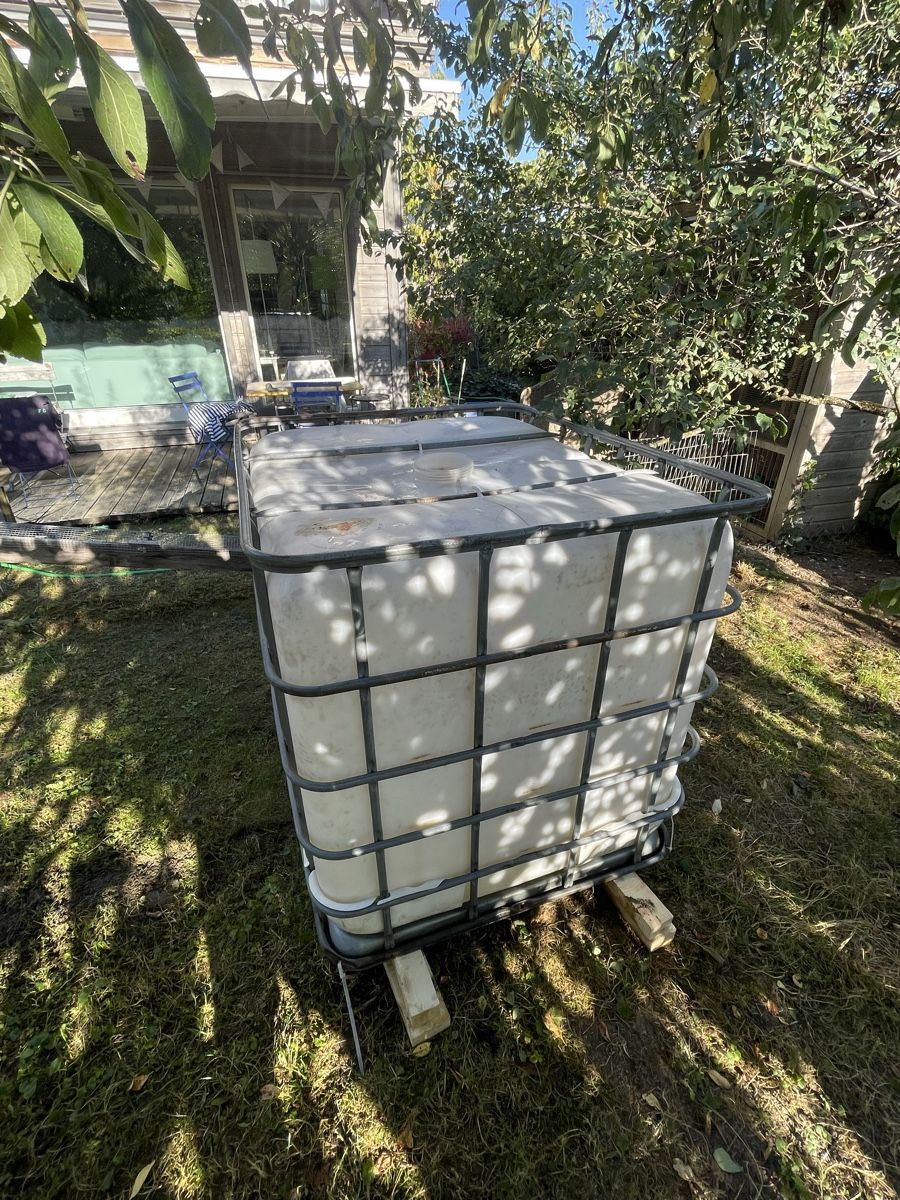 Tränken & Tröge: 1000 Liter Wassertank gebrauchter Zustand – Gebraucht aus Aegerten von grisli72 1