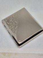 Elegantes Vintage-Zigarettenetui aus silberfarbenem Metall