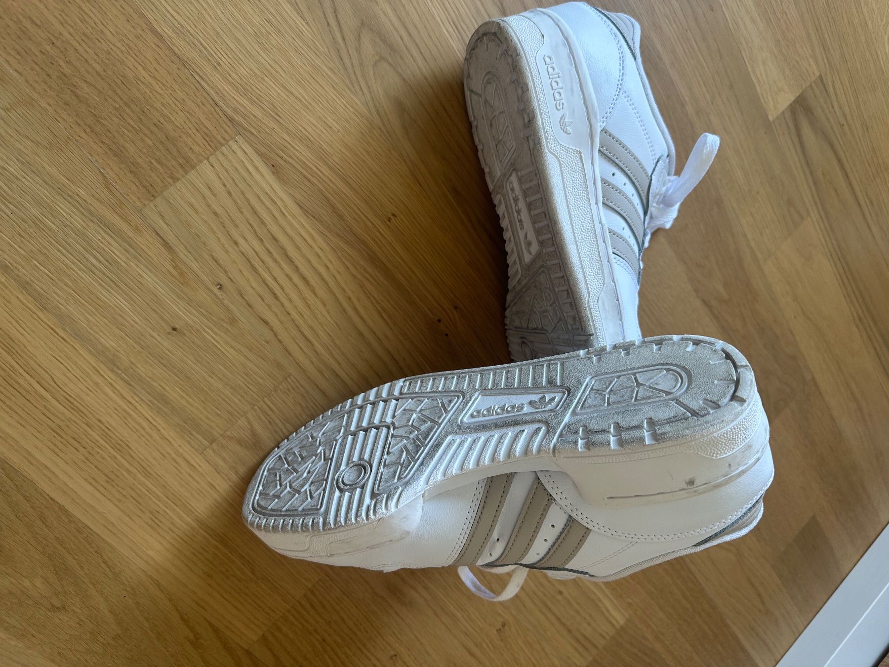 Chaussures femmes: Adidas Sneakers – D'occasion à Bergdietikon par Bluegrass 4