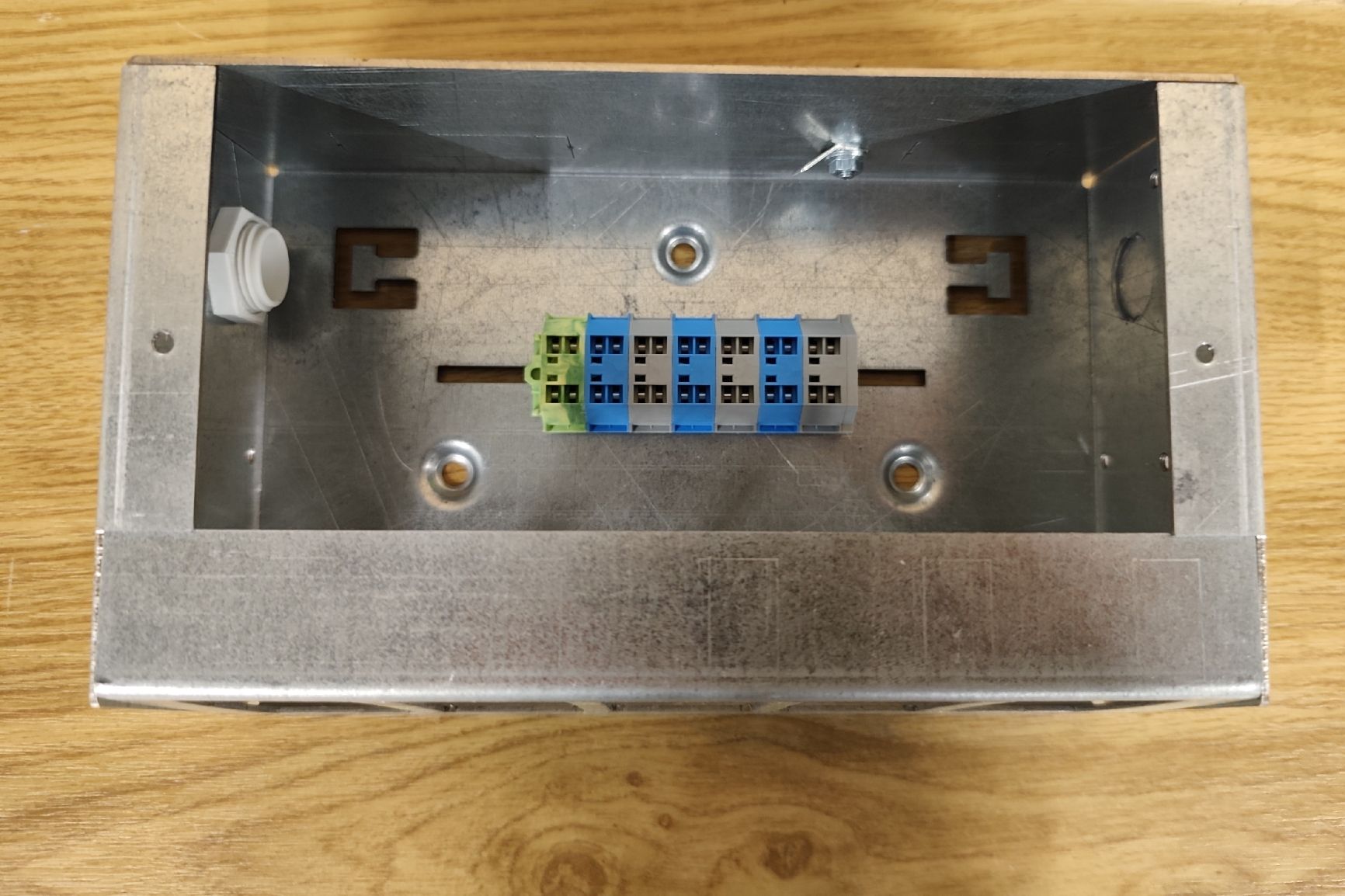 Alimentazione elettrica: 6 elektro Verteilerdosen, Metallgehause, 5xFLF – Usato da Oberweningen venduto da Metztli 1