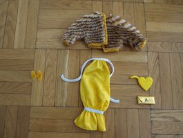 Tenue d'été vintage pour Barbies - robe jaune & fourrure