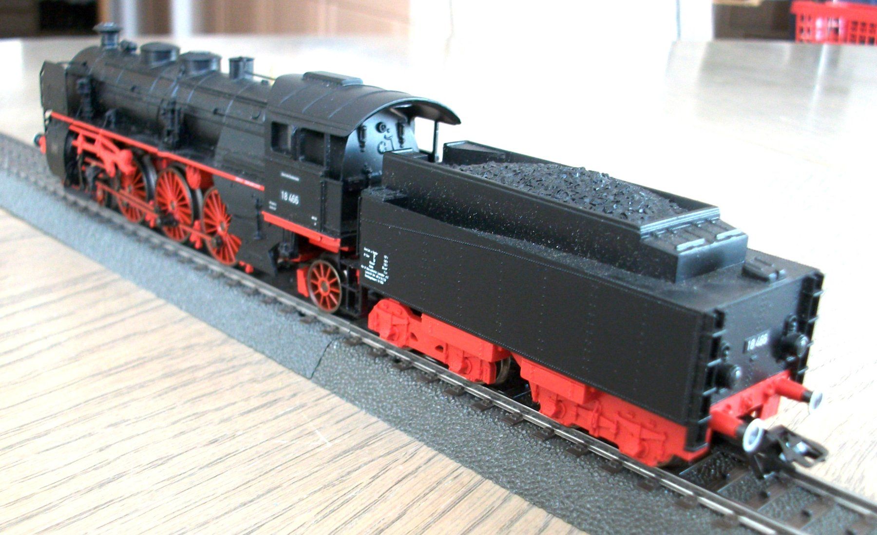 Märklin Modellini di ferrovie: Schlepptender-Dampflokomotive BR 18.4 – Nuovo (secondo la descrizione) da St. Moritz venduto da Manu7500 1