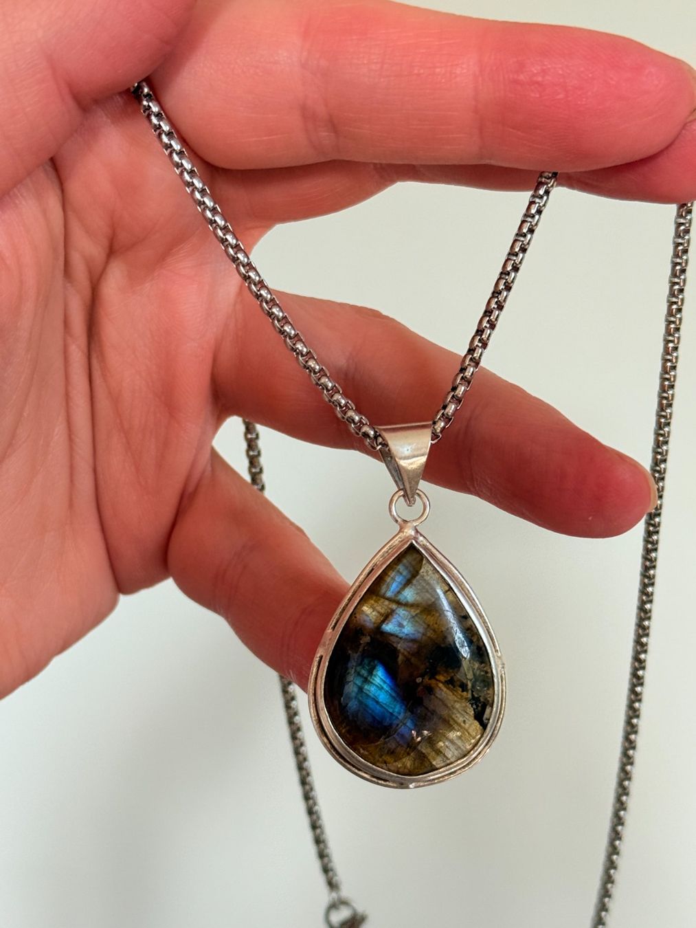 Catenine: Collier avec pendentif larme en labradorite – Nuovo e nell'imballaggio originale da Genève venduto da AGBERG 2