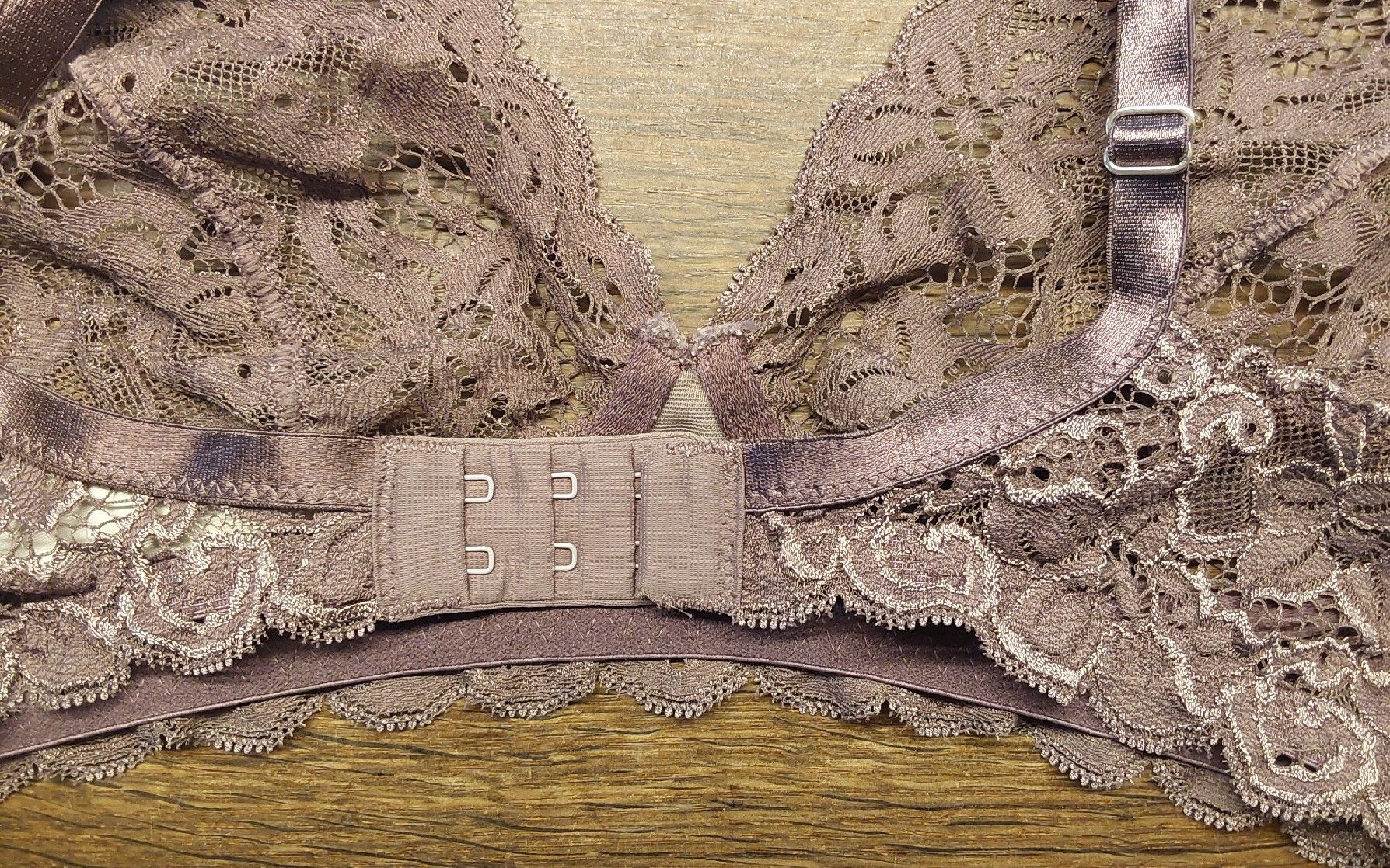 Hanro Altra biancheria intima: BH Hanro 85A violett – Usato da Köniz venduto da scopello12 3