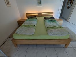 Holzbett mit Nachttischen geölt
