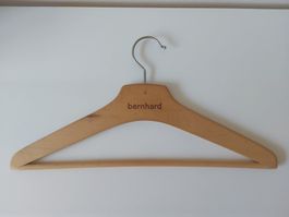 Holzkleiderbügel mit Steg  Prägung:  "bernhard"