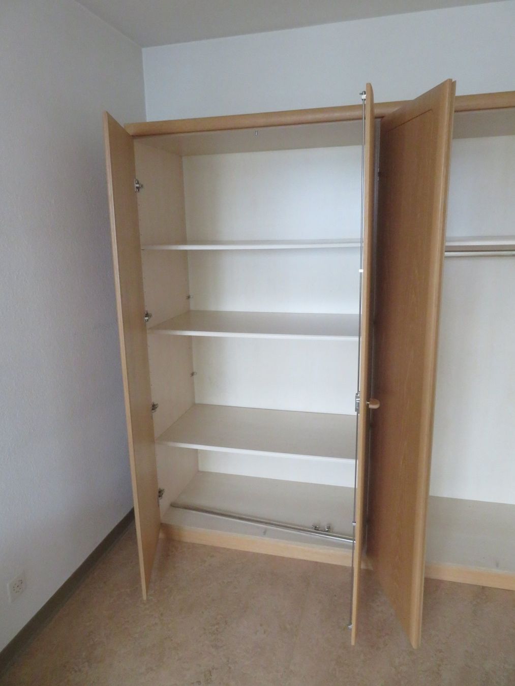 Pfister Schränke: Pfister-Schrank 4-türig – Gebraucht aus Reinach BL von  2