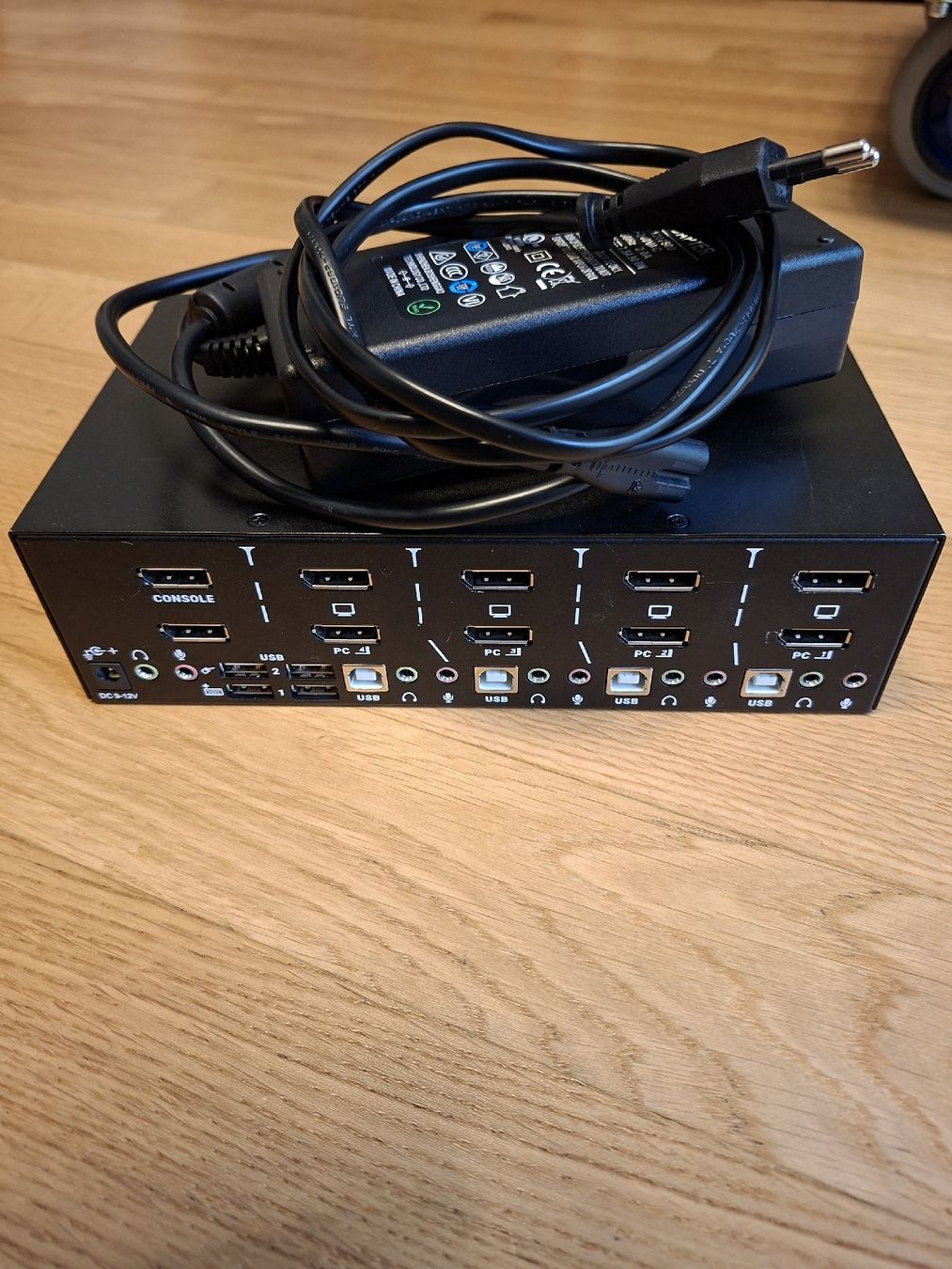 Hub & Switch: Articona 4 Port KVM-Switch von StarTech – Usato da Kehrsatz venduto da bassooon 2