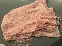 Leichter Schal in Rosa mit Fransen, gern getragen