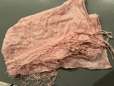 Leichter Schal in Rosa mit Fransen, gern getragen
