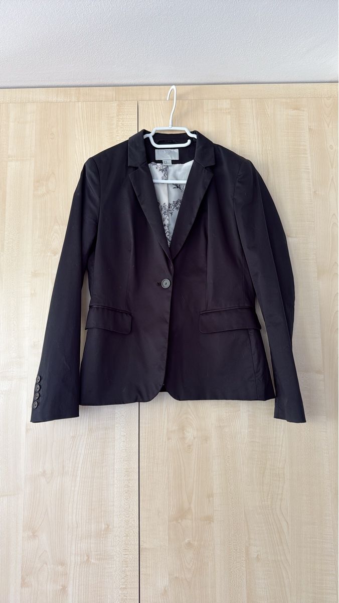 H&M Completi & Tailleur: Schwarzer Blazer, elegant und zeitlos, Grösse 42 – Usato da Flüelen venduto da Heidi035