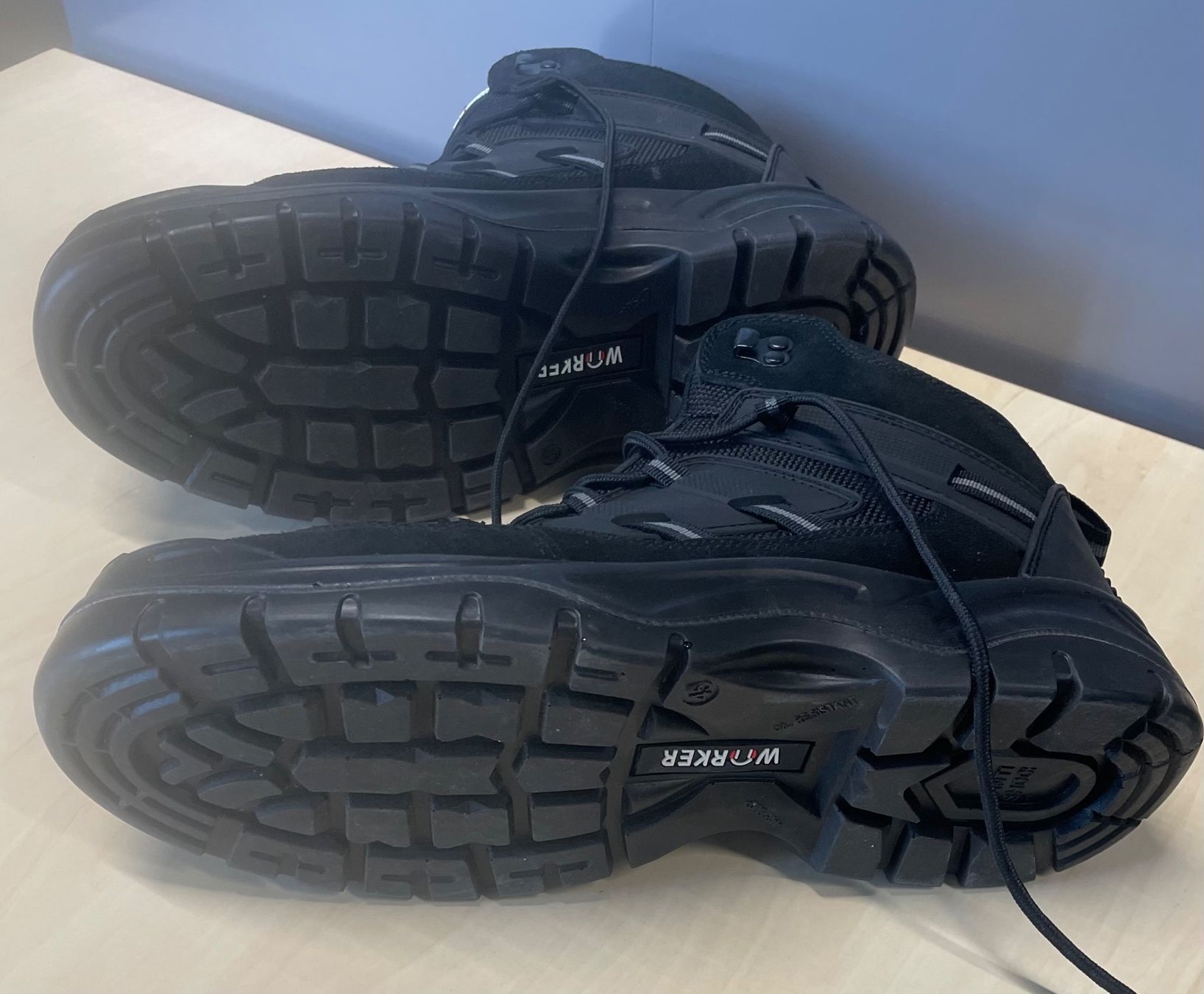 Scarpe da uomo: Arbeits- Sicherheitsschuhe Gr 44 – Usato da Hämikon venduto da Iitomo 1