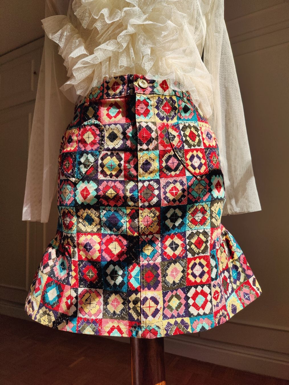 Moschino Gonne: Vintage Moschino Jeans Rainbow Patchwork Ruffle Mini Skirt – Usato da La Tour-de-Peilz venduto da dAutrefois 1