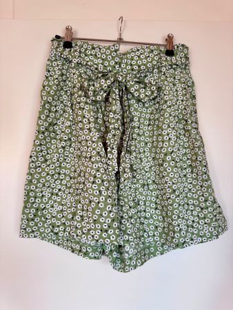 Short vert sauge H&M à imprimé fleures blanches - taille 36