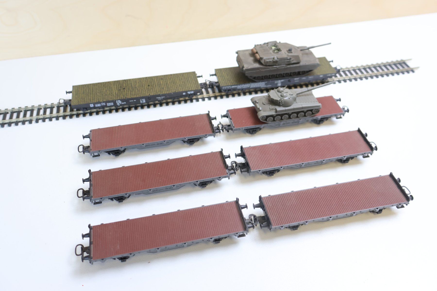 Kleinbahn Modellini di ferrovie: Kleinbahn & Co SBB 8 x Panzerwagen Set H0 - mit Panzer – Usato da Winterthur venduto da Monstera 4