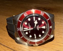 Tudor Black Bay 58 in rot mit zwei Bändern zum bieten ab 1.-