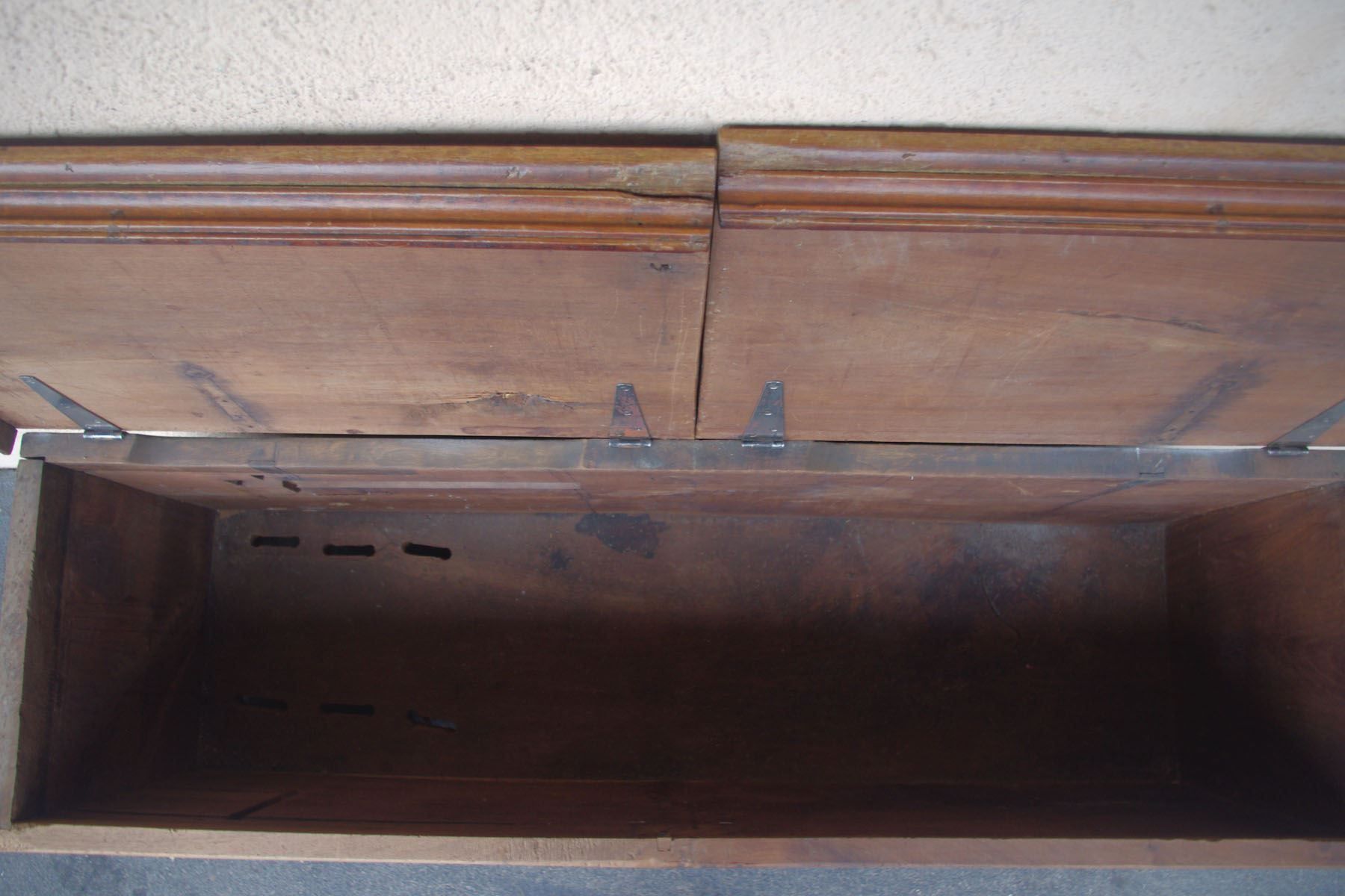Cassapanche: massive Nussbaum-Truhe um 1800 – Usato da Meggen venduto da Trouvaillen 8