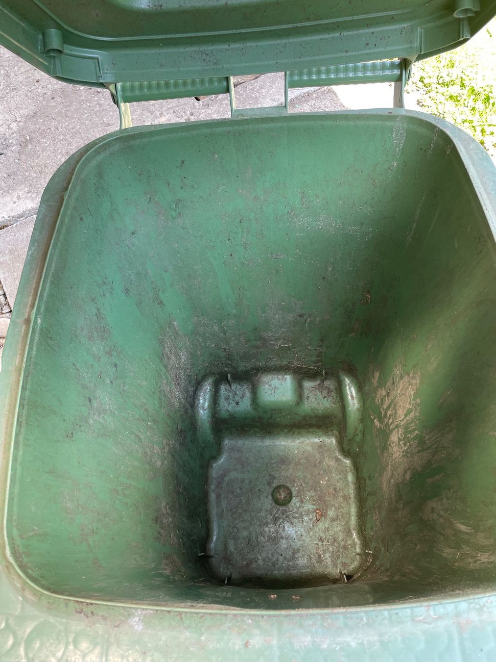 Abfalleimer: Grosse, grüne Abfalltonne zu verkaufen. – Gebraucht aus Nottwil von BirgitKurmann 4