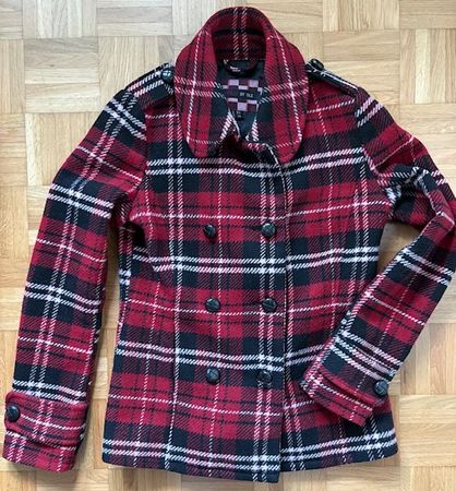 Schicke karierte Damenjacke in Rot, Schwarz und Weiss