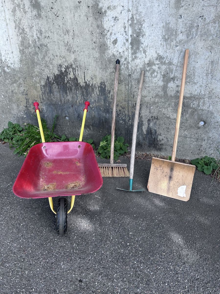 Carriole: Kinder-Gartenwerkzeug – Usato da Kehrsatz venduto da abysan