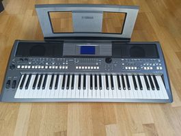 gut erhaltenes Keyboard Yamaha PSR-S670