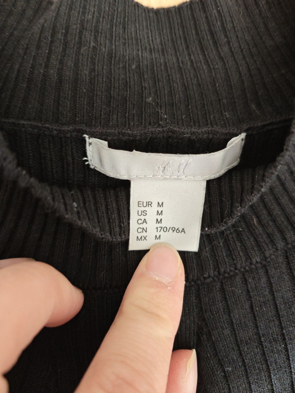 H&M Maglioni & Felpe: H&M Pullover gerippt schwarz Grösse M – Usato da Stäfa venduto da basidis 1