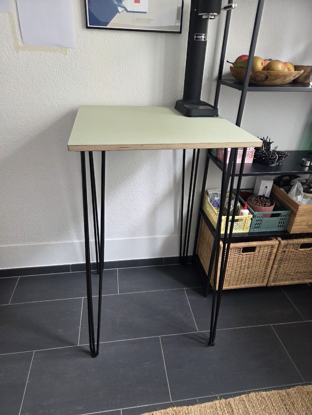 Tavoli: Bartisch Hairpin Legs + Linoleum Platte – Usato da Bern venduto da coelbere_