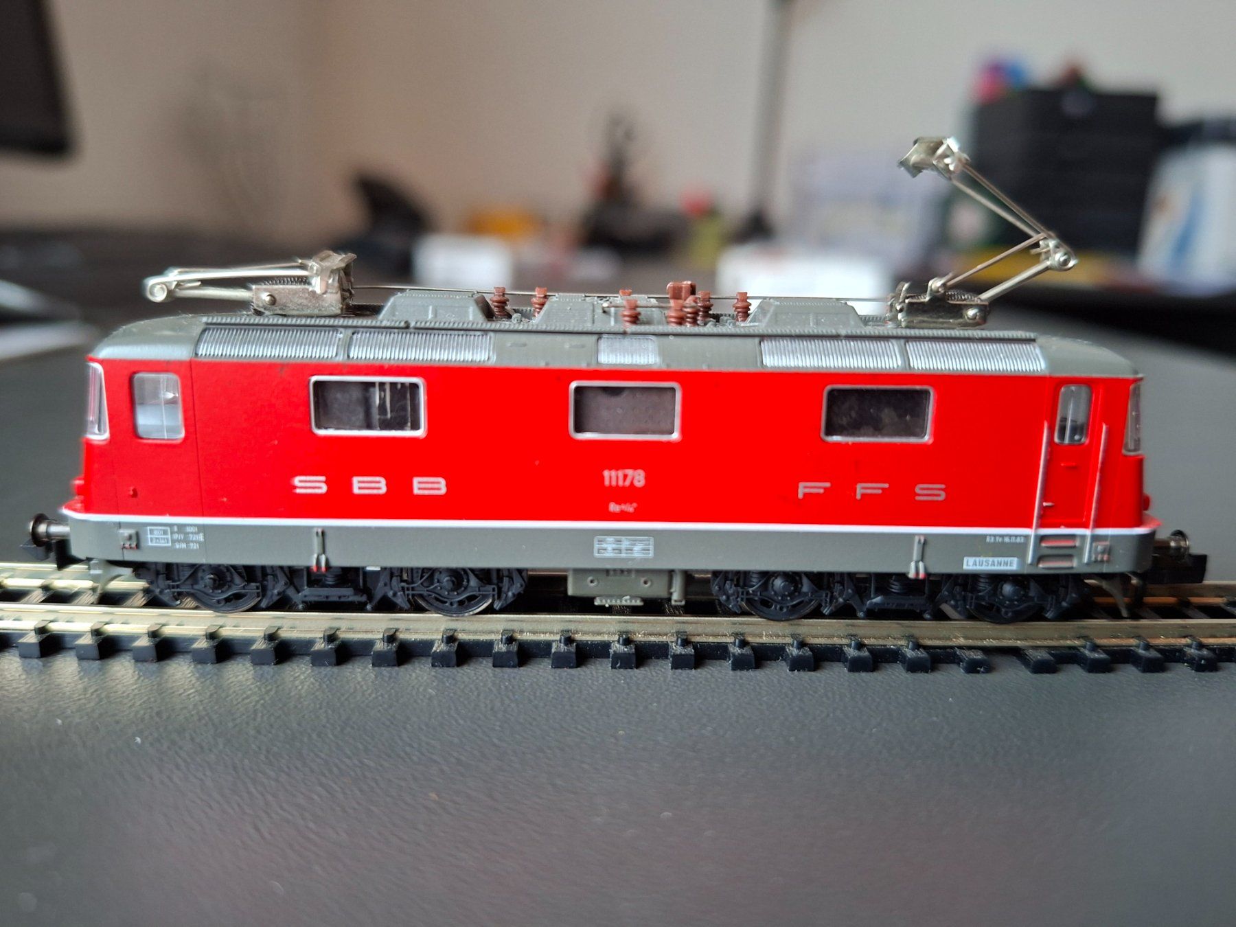 Fleischmann Modellini di ferrovie: Re 4/4 II Fleischmann rot – Usato da Liesberg Dorf venduto da Wispli3 1