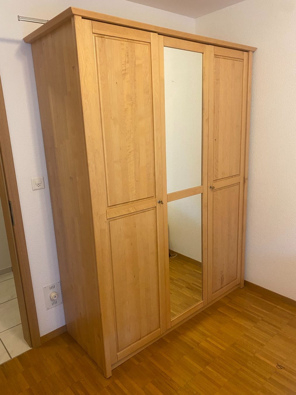 Armoires: Kleiderschrank – D'occasion à Möhlin par dma_gd8v 1