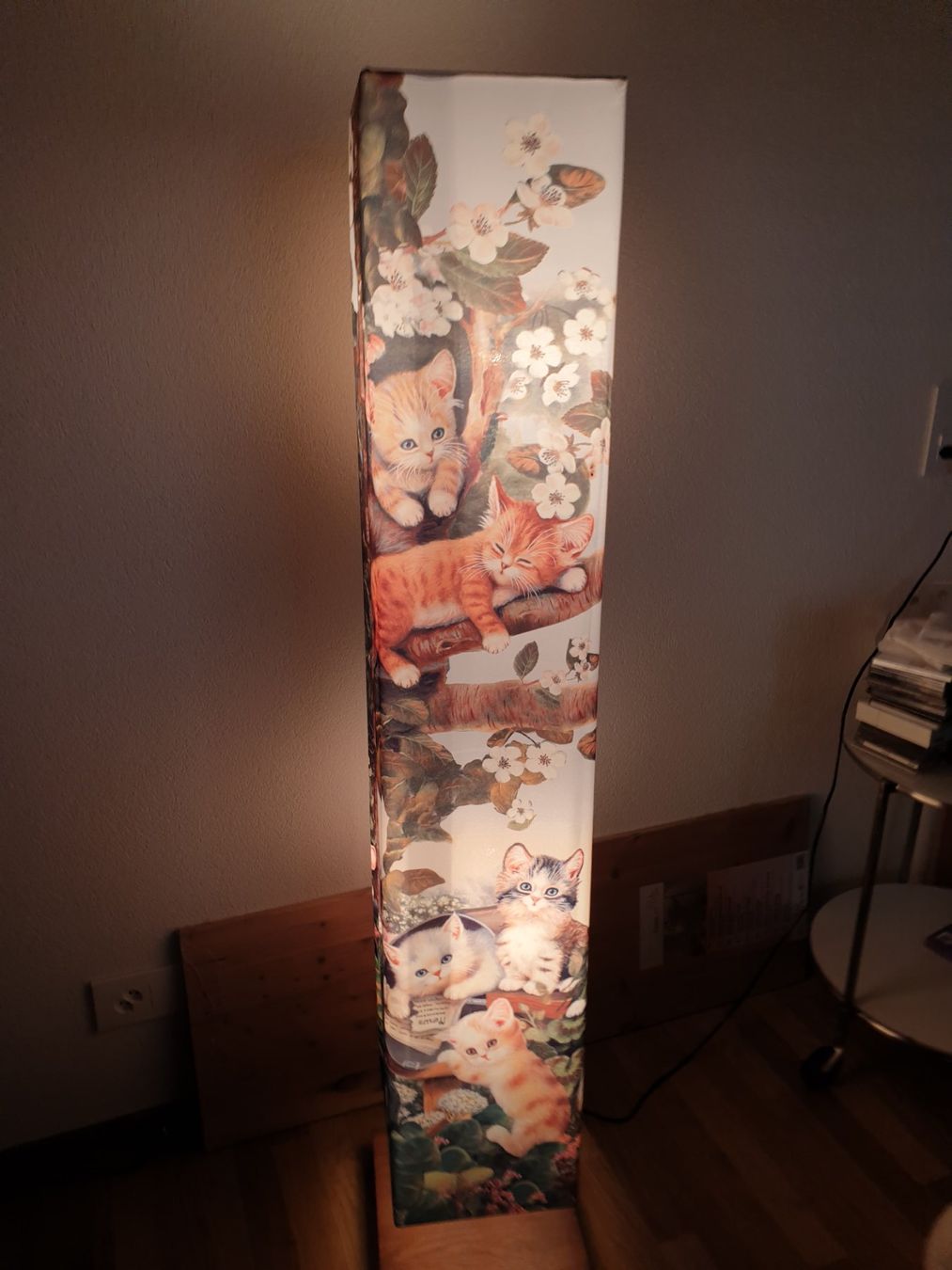 Lampade: Lampe de salon motif de chats – Usato da Mézières FR venduto da PAFZIK