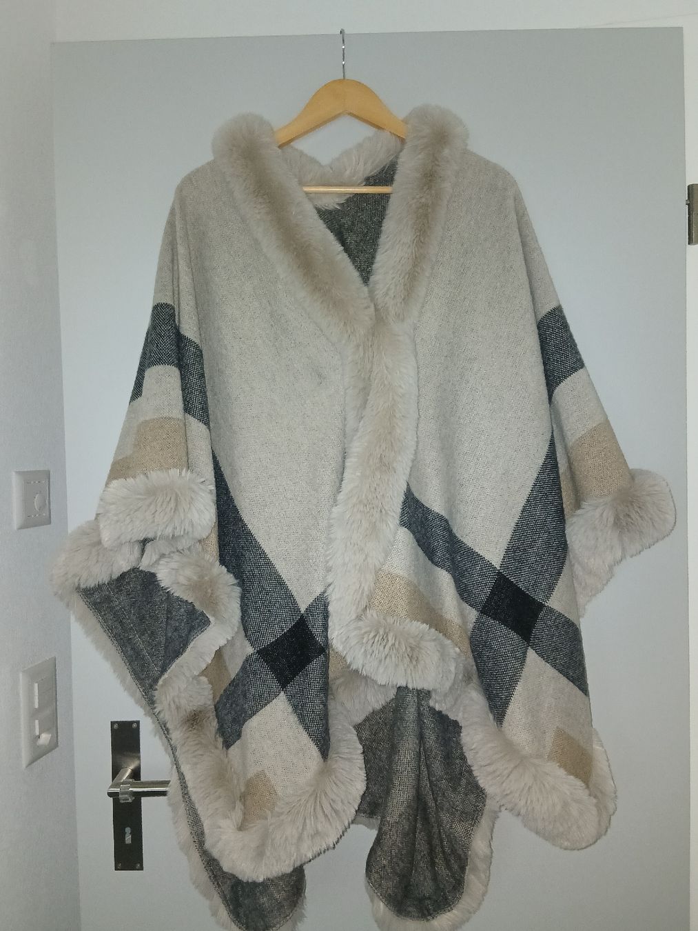 Giacche: Poncho mit Kunstfellrand kariert beige/grau One Size – Nuovo (secondo la descrizione) da Niederbüren venduto da HardStorm