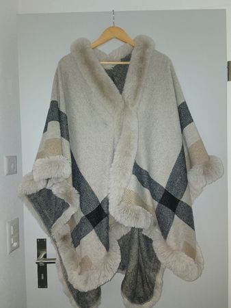 Poncho mit Kunstfellrand kariert beige/grau One Size