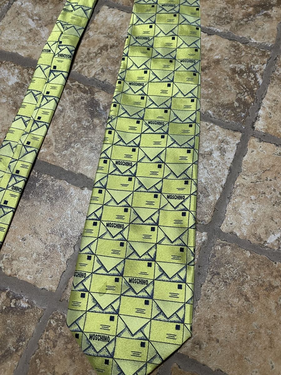 Moschino Cravatte: Super Cravatta Moschino con logo 100% seta gialla uomo – Nuovo (secondo la descrizione) da Gordevio venduto da LanaZimm