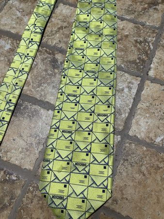 Super Cravatta Moschino con logo 100% seta gialla uomo