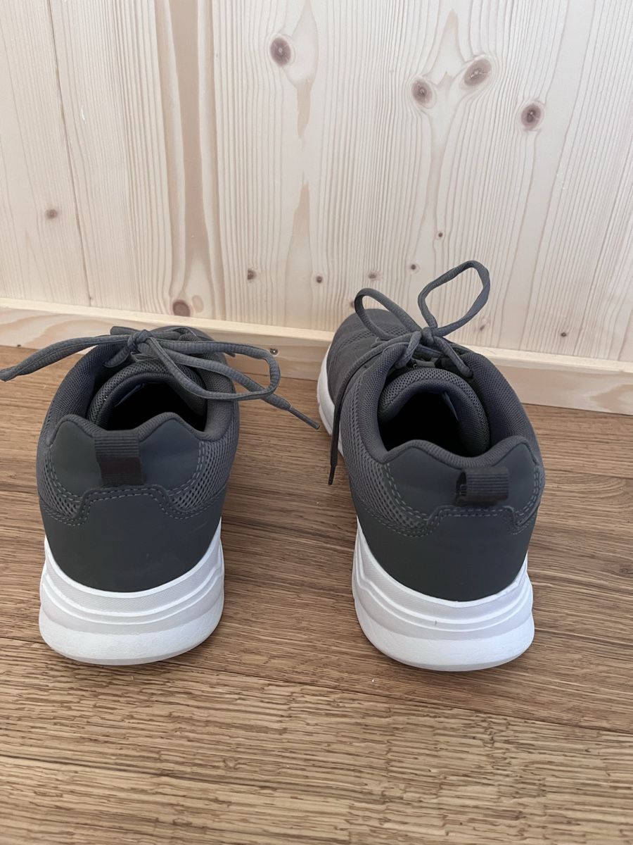 Scarpe da uomo: Vty Hallenturnschuhe Gr 42 – Usato da Russikon venduto da sparklingvision 3
