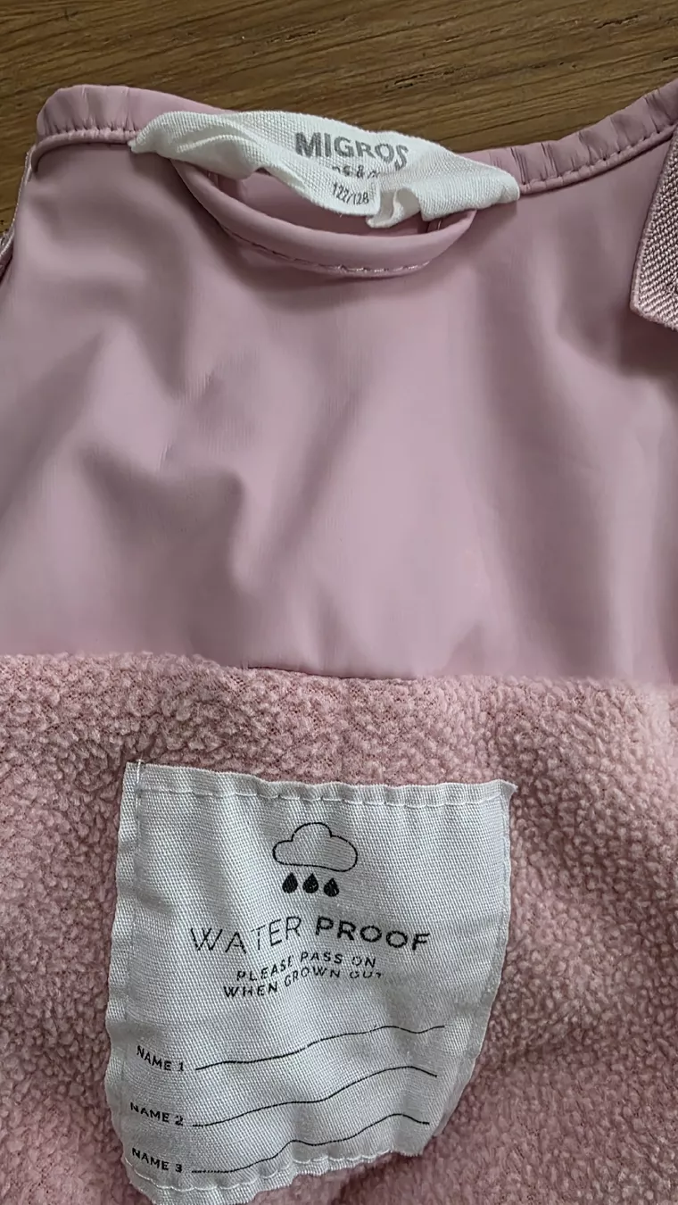 Lotti & Set di vestiti: Regenset 122/128 & 2 Mützen – Usato da Wettingen venduto da broetli01 4