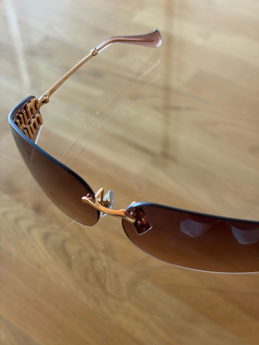 Miu Miu Occhiali & Lenti: miumiu sunglasses – Nuovo (secondo la descrizione) da Oberglatt ZH venduto da fashionista7 1